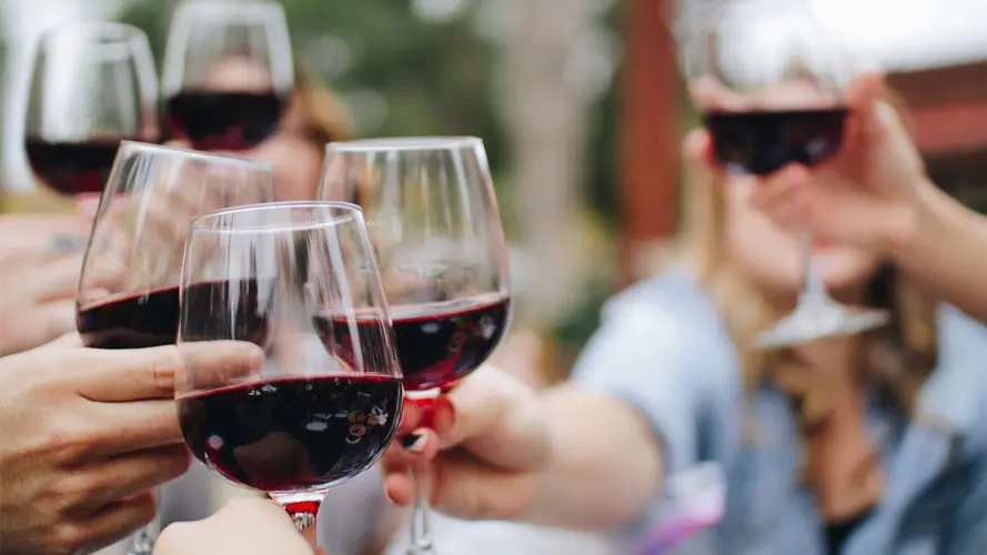 Degustazione di vino in Toscana durante l'evento "Cantine Aperte 2022" il 28 e il 29 maggio