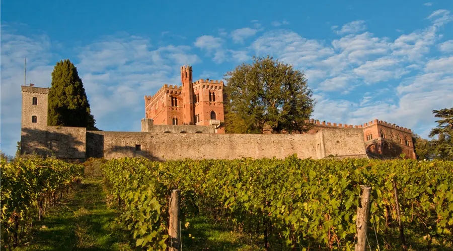 Il Castello di Brolio nel Chianti immerso tra le verdi colline toscane ed i vigneti del Chianti Classico
