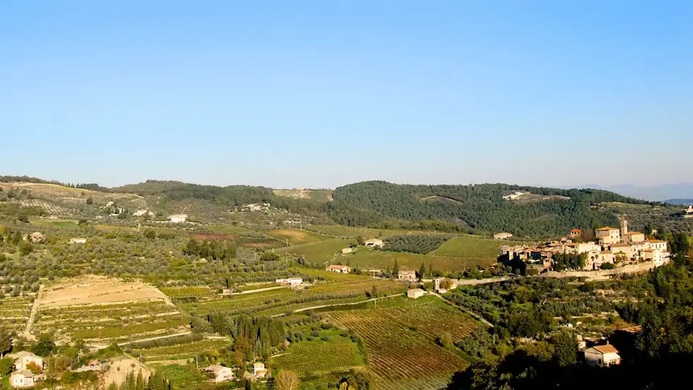 Le verdi colline del Chianti che circondano il borgo di Montefioralle