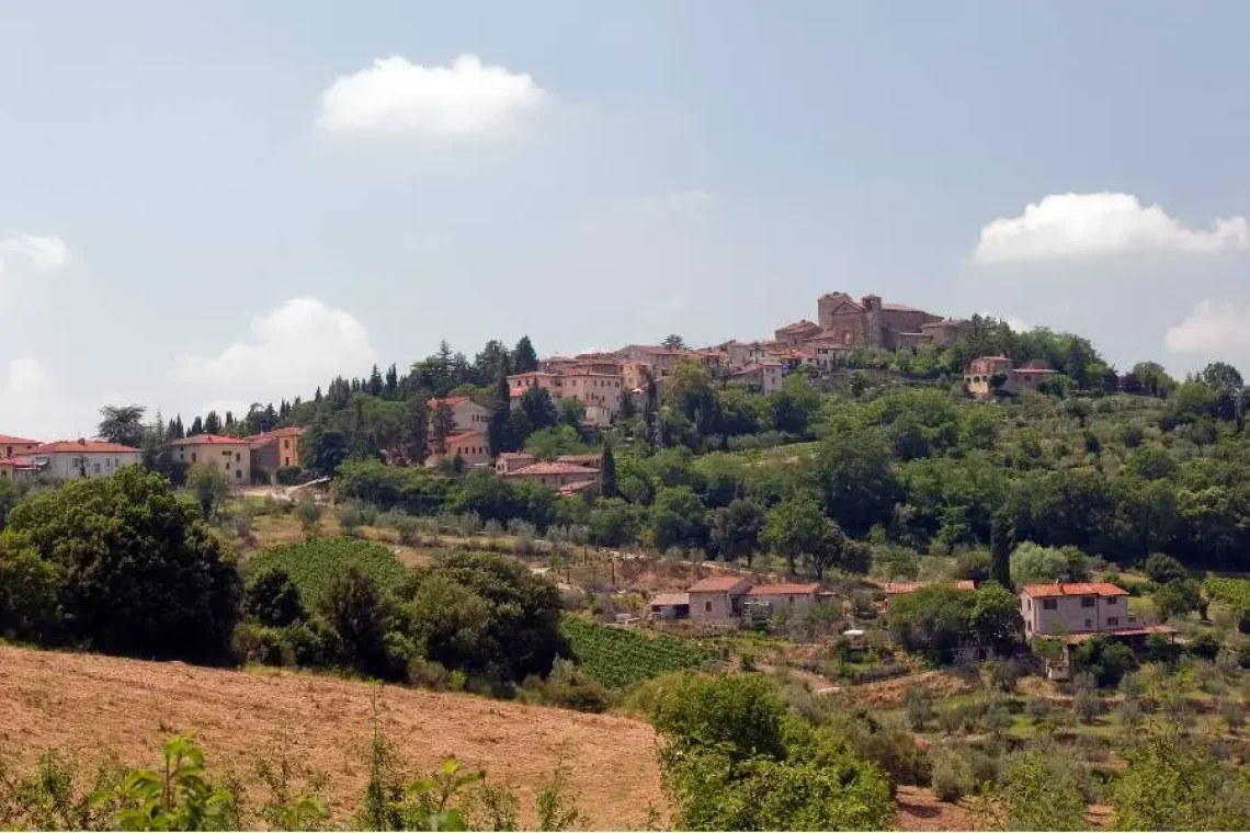 Il borgo di Panzano in Chianti adagiato su un colle a 500 metri di altitudine